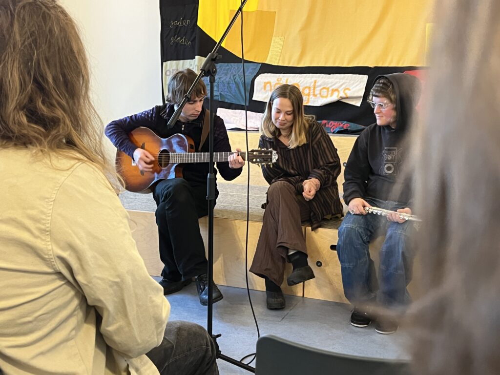 Symbiose af musik og tekster på Åben Scene i oktober