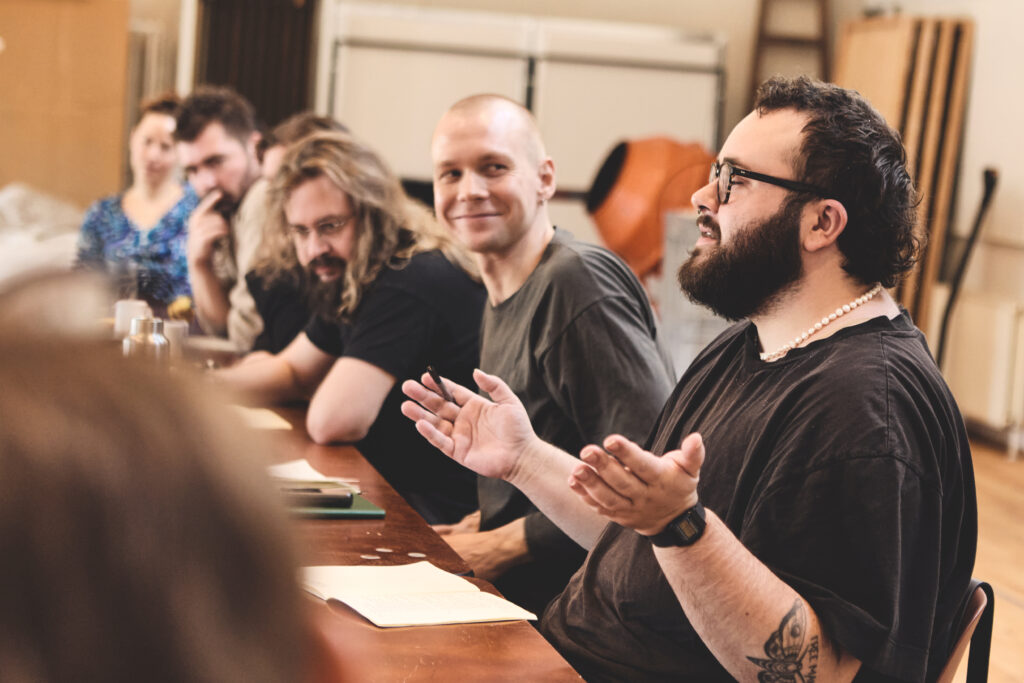 Interview: At være menneske først