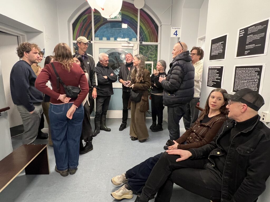 Fuldt hus til fernisering på udstillingen 'Udredning'